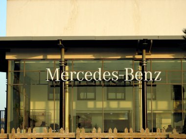 Kahire, Mısır, 26 Haziran 2023: Mercedes-Benz Mısır, 1926 yılında Stuttgart, Almanya merkezli bir Alman lüks ve ticari araç otomotiv markası.