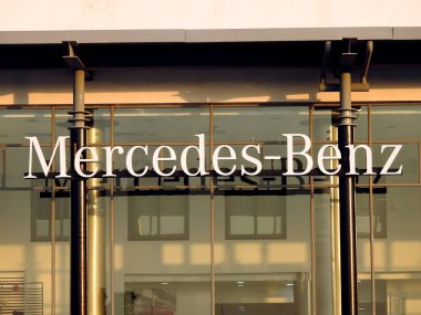 Kahire, Mısır, 26 Haziran 2023: Mercedes-Benz Mısır, 1926 yılında Stuttgart, Almanya merkezli bir Alman lüks ve ticari araç otomotiv markası.