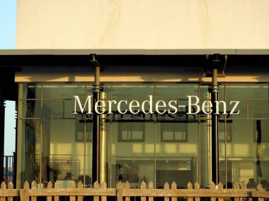 Kahire, Mısır, 26 Haziran 2023: Mercedes-Benz Mısır, 1926 yılında Stuttgart, Almanya merkezli bir Alman lüks ve ticari araç otomotiv markası.