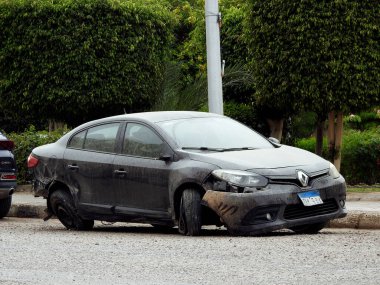 Kahire, Mısır, 6 Haziran 2023: Başka bir araba parçalanana kadar kaza yapan siyah kaza yapan araba, çarpışmadan sonra göçen araba, çarpışmadan sonra hasar gören araba