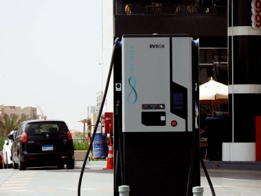 Kahire, Mısır, 9 Haziran 2023: Mısır 'daki EV şarj istasyonu EV otomobil veya elektrikli araç, çevre dostu alternatif sürdürülebilir enerji konsepti, EV elektrik motorlarının bataryası için temiz enerji