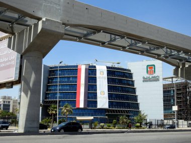 Kahire, Mısır, 29 Haziran 2023: Kahire tek raylı sütunları ve demiryolu Mısır Ulusal Bankası bankası bankası ve Mısır bayrakları bankanın 125 yıllık yıldönümünü kutluyor