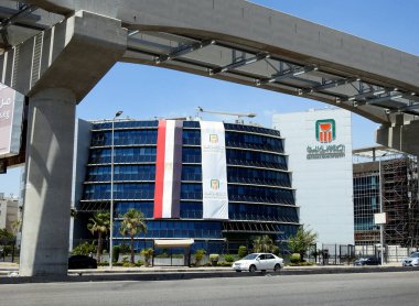 Kahire, Mısır, 29 Haziran 2023: Kahire tek raylı sütunları ve demiryolu Mısır Ulusal Bankası bankası bankası ve Mısır bayrakları bankanın 125 yıllık yıldönümünü kutluyor