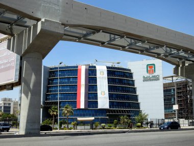Kahire, Mısır, 29 Haziran 2023: Kahire tek raylı sütunları ve demiryolu Mısır Ulusal Bankası bankası bankası ve Mısır bayrakları bankanın 125 yıllık yıldönümünü kutluyor