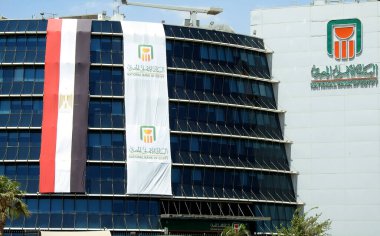 Kahire, Mısır, 29 Haziran 2023: Mısır Ulusal Bankası 'nın dışı yasaklı bayrak ve Mısır bayrağıyla 125 yıldır bankanın yıldönümünü kutluyor. 