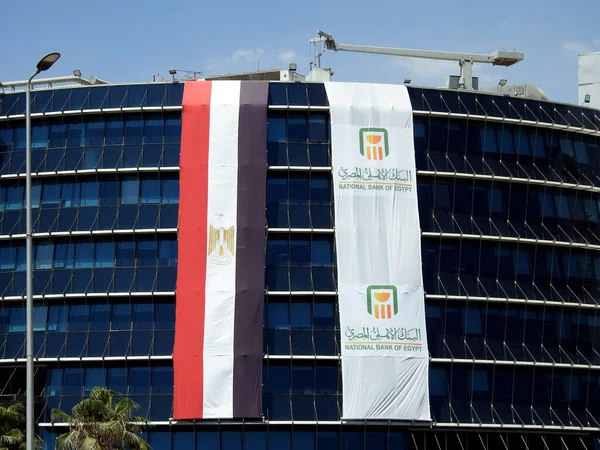 2023年6月29日 埃及开罗 埃及Al Ahly国家银行的外部 有禁酒旗和埃及国旗 庆祝银行成立周年和6月30日革命 — 图库照片