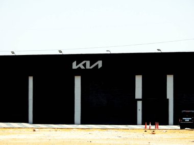 Kahire, Mısır, 30 Haziran 2023: KIA Egypt, eski adıyla Kyungsung Precision Industry, Kia Motors Corporation, Güney Kore merkezli çok uluslu otomobil üreticisi.