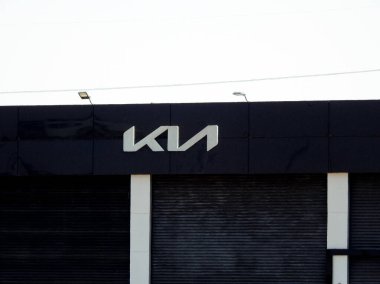 Kahire, Mısır, 30 Haziran 2023: KIA Egypt, eski adıyla Kyungsung Precision Industry, Kia Motors Corporation, Güney Kore merkezli çok uluslu otomobil üreticisi.