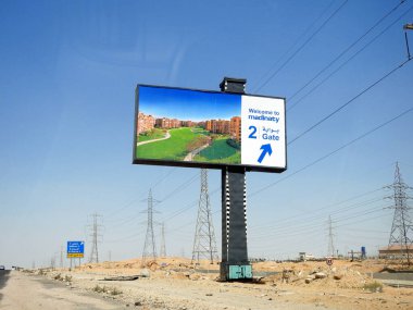 Kahire, Mısır, 30 Haziran 2023: Talaat Mostafa Group Holding şirketinin New Cairo uydu şehrinde gerçekleştirdiği 8000 dönümlük bir gayrimenkul projesi olan Madinaty My City 'nin yönetimi için imza.