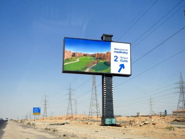 Kahire, Mısır, 30 Haziran 2023: Talaat Mostafa Group Holding şirketinin New Cairo uydu şehrinde gerçekleştirdiği 8000 dönümlük bir gayrimenkul projesi olan Madinaty My City 'nin yönetimi için imza.