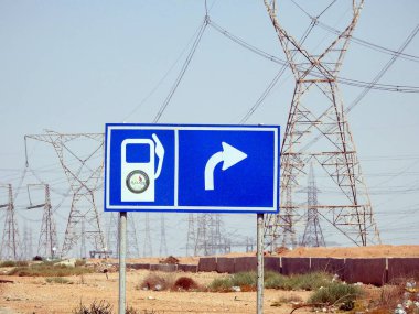 Kahire, Mısır, 30 Haziran 2023: Bir trafik levhası bilgilendirme levhası, Suez Kahire otoyolu üzerindeki Wataniya Petrol ve petrol istasyonunda araç sürücülerinin araçlarına yakıt ikmali yapmaları gerektiğini gösteriyor.