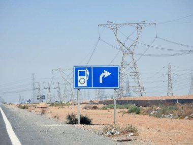 Kahire, Mısır, 30 Haziran 2023: Bir trafik levhası bilgilendirme levhası, Suez Kahire otoyolu üzerindeki Wataniya Petrol ve petrol istasyonunda araç sürücülerinin araçlarına yakıt ikmali yapmaları gerektiğini gösteriyor.