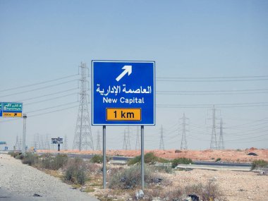 Süveyş Kahire Otoyolu üzerindeki trafik levhası, Kahire Valiliği 'nde yeni bir şehir topluluğu olan Arapça ve İngilizce tercüme edilen Yeni İdari Başkent' in (NAC) yönünü belirtiyor.