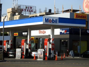 Kahire, Mısır, 28 Haziran 2023: Mobil ExxonMobil şirketinin Mobil petrol ve petrol istasyonu, Mobil1 hizmet merkezi, Mobil Market ve Kodak mağazası ile küresel petrol endüstrisi için bir benzin istasyonu