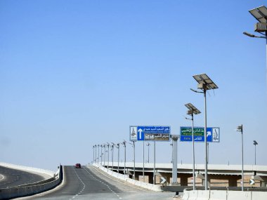 Süveyş, Mısır, 30 Haziran 2023: Şehit Şehadet Ahmed Hamdy Tüneli, Sharm El Şeyh Şeik şehri solda ve Kahire ve bölgesel halka yolu sağda seçici odak noktası