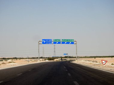 Güney Sina, Mısır, 30 Haziran 2023: Güney Sina 'da bir yön tabelası yan trafik levhası Sharm El Sheikh, Ras Sudr City, Doğu Kantara, El Arish ve Nuweiba Taba Yolu' nun yönünü gösteriyor.