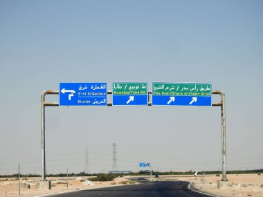 Güney Sina, Mısır, 30 Haziran 2023: Güney Sina 'da bir yön tabelası yan trafik levhası Sharm El Sheikh, Ras Sudr City, Doğu Kantara, El Arish ve Nuweiba Taba Yolu' nun yönünü gösteriyor.