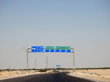 Güney Sina, Mısır, 30 Haziran 2023: Güney Sina 'da bir yön tabelası yan trafik levhası Sharm El Sheikh, Ras Sudr City, Doğu Kantara, El Arish ve Nuweiba Taba Yolu' nun yönünü gösteriyor.