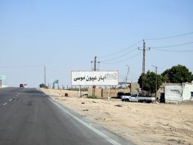 Güney Sina, Mısır, 30 Haziran 2023: Çeviri (Musa su kuyuları, Sina anıtları), Peygamber Moses Springs, Sina Yarımadası 'ndaki su kuyuları ve palmiyeler, Ras Sidr, Mısır, seçici odaklanma