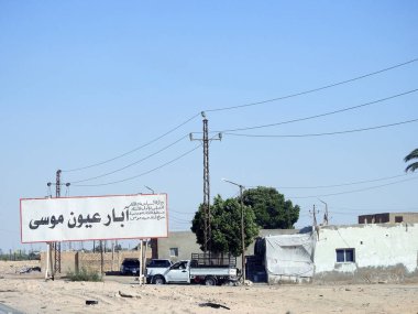 Güney Sina, Mısır, 30 Haziran 2023: Çeviri (Musa su kuyuları, Sina anıtları), Peygamber Moses Springs, Sina Yarımadası 'ndaki su kuyuları ve palmiyeler, Ras Sidr, Mısır, seçici odaklanma