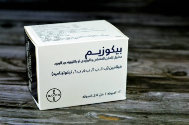 Kahire, Mısır, 26 Haziran 2023: Becozyme Enjeksiyon Vitaminleri B1, B2, B3, B5, B6 IM IV ampulleri, Thiamine Hidroklorür, Riboflavin Sodyum Fosfat, Nicotinamide, Dexpanthenol, Pyridoxine Hidroklorid