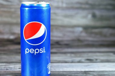 Kahire, Mısır, 24 Haziran 2023: Pepsi kutusu, kola aromalı plastik şişe, PepsiCo tarafından üretilen karbonatlı bir meşrubat. İlk olarak 1893 'te Caleb Bradham tarafından Brad' in İçeceği adıyla yaratıldı ve geliştirildi.