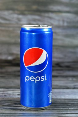 Kahire, Mısır, 24 Haziran 2023: Pepsi kutusu, kola aromalı plastik şişe, PepsiCo tarafından üretilen karbonatlı bir meşrubat. İlk olarak 1893 'te Caleb Bradham tarafından Brad' in İçeceği adıyla yaratıldı ve geliştirildi.