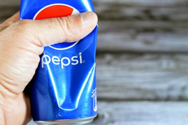 Kahire, Mısır, 24 Haziran 2023: Ezilmiş Pepsi kutusu, kola aromalı plastik şişe, PepsiCo tarafından üretilen karbonatlı bir meşrubat. İlk olarak 1893 'te Caleb Bradham tarafından Brad' in İçeceği adıyla yaratıldı ve geliştirildi.