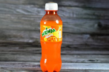 Kahire, Mısır, 24 Haziran 2023: Mirinda, 1959 yılında İspanya 'da üretilen ve 1970 yılından beri PepsiCo tarafından küresel olarak dağıtılan bir meşrubat markası. Adı Esperanto 'dan geliyor ya da hayranlık uyandırıcı.