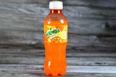Kahire, Mısır, 24 Haziran 2023: Mirinda, 1959 yılında İspanya 'da üretilen ve 1970 yılından beri PepsiCo tarafından küresel olarak dağıtılan bir meşrubat markası. Adı Esperanto 'dan geliyor ya da hayranlık uyandırıcı.