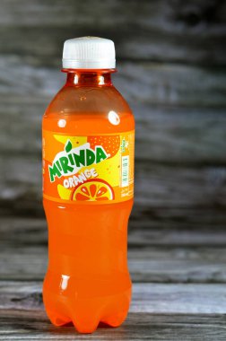 Kahire, Mısır, 24 Haziran 2023: Mirinda, 1959 yılında İspanya 'da üretilen ve 1970 yılından beri PepsiCo tarafından küresel olarak dağıtılan bir meşrubat markası. Adı Esperanto 'dan geliyor ya da hayranlık uyandırıcı.