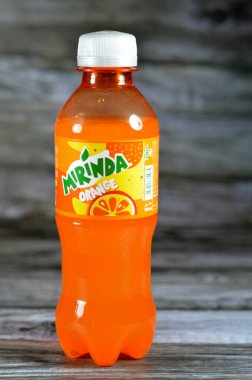 Kahire, Mısır, 24 Haziran 2023: Mirinda, 1959 yılında İspanya 'da üretilen ve 1970 yılından beri PepsiCo tarafından küresel olarak dağıtılan bir meşrubat markası. Adı Esperanto 'dan geliyor ya da hayranlık uyandırıcı.