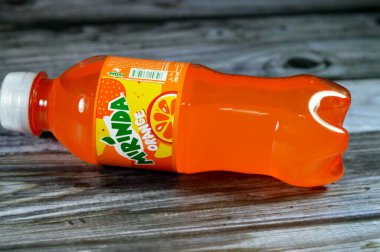 Kahire, Mısır, 24 Haziran 2023: Mirinda, 1959 yılında İspanya 'da üretilen ve 1970 yılından beri PepsiCo tarafından küresel olarak dağıtılan bir meşrubat markası. Adı Esperanto 'dan geliyor ya da hayranlık uyandırıcı.