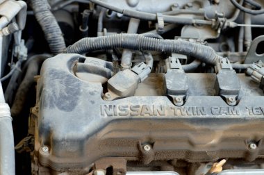 Kahire, Mısır, 24 Haziran 2023: Nissan otomobilinin bakımı, buji, radyatör, dağıtımcı, motor, hava filtresi, alternatör, pil gibi bazı araba parçalarının değiştirilmesi