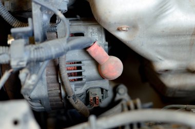 Kahire, Mısır, 24 Haziran 2023: Nissan otomobilinin bakımı, buji, radyatör, dağıtımcı, motor, hava filtresi, alternatör, pil gibi bazı araba parçalarının değiştirilmesi