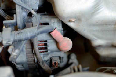 Kahire, Mısır, 24 Haziran 2023: Nissan otomobilinin bakımı, buji, radyatör, dağıtımcı, motor, hava filtresi, alternatör, pil gibi bazı araba parçalarının değiştirilmesi