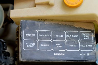 Kahire, Mısır, 24 Haziran 2023: Nissan otomobilinin bakımı, buji, radyatör, dağıtımcı, motor, hava filtresi, alternatör, pil gibi bazı araba parçalarının değiştirilmesi