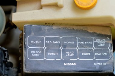 Kahire, Mısır, 24 Haziran 2023: Nissan otomobilinin bakımı, buji, radyatör, dağıtımcı, motor, hava filtresi, alternatör, pil gibi bazı araba parçalarının değiştirilmesi