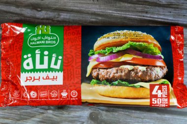 Kahire, Mısır, 18 Haziran 2023: Halwani Bros sığır burger Haalwani paketi, Halwani Kardeşler Şirketi Orta Doğu, Suudi Arabistan ve Mısır 'da gıda endüstrisinin öncülerinden biridir.