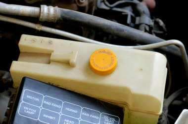 Kahire, Mısır, 24 Haziran 2023: Nissan otomobilinin bakımı, buji, radyatör, dağıtımcı, motor, hava filtresi, alternatör, pil gibi bazı araba parçalarının değiştirilmesi