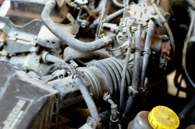 Kahire, Mısır, 24 Haziran 2023: Nissan otomobilinin bakımı, buji, radyatör, dağıtımcı, motor, hava filtresi, alternatör, pil gibi bazı araba parçalarının değiştirilmesi