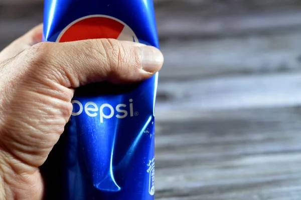 Kairo Egypten Juni 2023 Krossad Pepsi Burk Cola Smak Plastflaska — Stockfoto