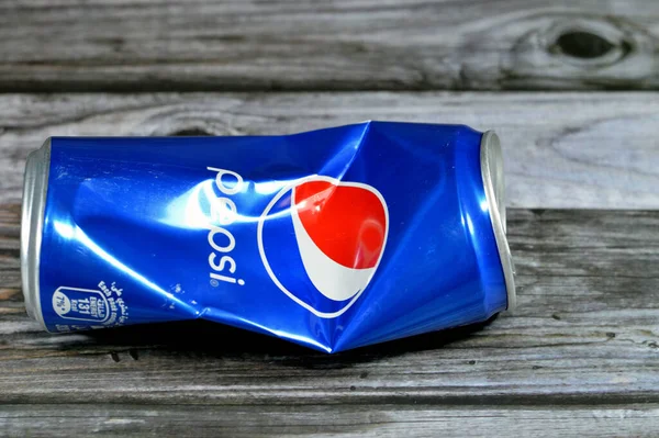 Cairo Egypte Juni 2023 Verpletterde Pepsi Kan Cola Smaak Plastic — Stockfoto