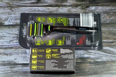 Kahire, Mısır, 5 Temmuz 2023: Dorco Pace 6 Pro tıraş sapı ve patentli altı bıçaklı traş platformu ile geliyor, DORCO Güney Koreli jilet üreticisi, seçici odaklı