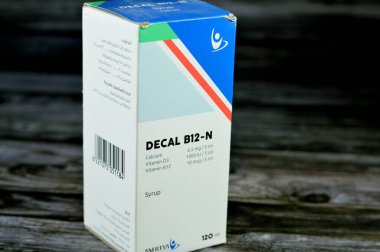Kahire, Mısır, 26 Haziran 2023: DECAL B12 N SYRUP 120 ML, Kalsiyum, D vitamini ve B12 vitamini eksikliğinin önlenmesi ve tedavisi için, gecikmiş nekahat, astenyum ve debilite için AMRIYA CO