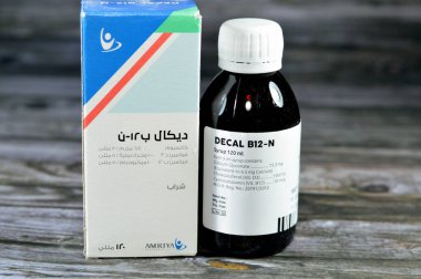 Kahire, Mısır, 26 Haziran 2023: DECAL B12 N SYRUP 120 ML, Kalsiyum, D vitamini ve B12 vitamini eksikliğinin önlenmesi ve tedavisi için, gecikmiş nekahat, astenyum ve debilite için AMRIYA CO