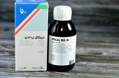 Kahire, Mısır, 26 Haziran 2023: DECAL B12 N SYRUP 120 ML, Kalsiyum, D vitamini ve B12 vitamini eksikliğinin önlenmesi ve tedavisi için, gecikmiş nekahat, astenyum ve debilite için AMRIYA CO