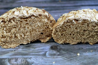 Yulaf ve susamlı taze buğday ekmeği, yulaf ezmesi (Avena sativa), bazen yulaf, yulaf ezmesi ve rulo yulaf gibi tüketilen tohumları için yetiştirilen tahıl türü olarak da adlandırılır.