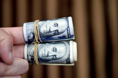 100 dolarlık banknotlar nakit para eski ve yeni seri kauçuk bantlarla sarılı Başkan Benjamin Franklin 'in portresi ters ve bağımsızlık salonu ters