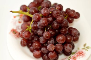 Kırmızı üzümler, bir meyve, bitki cinsi Vitis 'in yaprak döken sarmaşıklarından oluşan bir meyve. Üzümler, genellikle taze veya kurumuş kümeler halinde oluşan, klimaterik olmayan bir meyve türüdür.